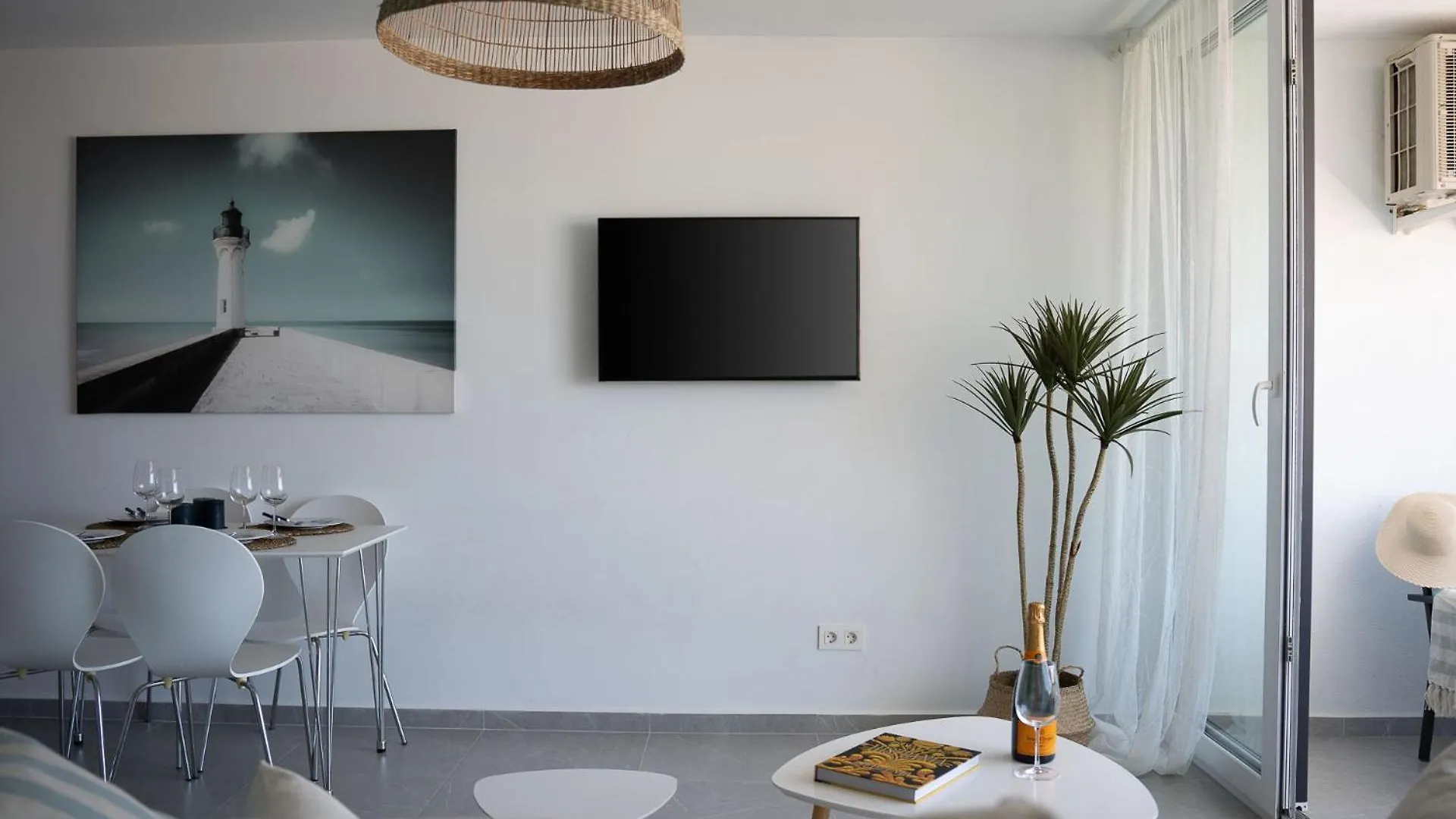 פואנגירולה One Bedroom Apartment Next To The Port
